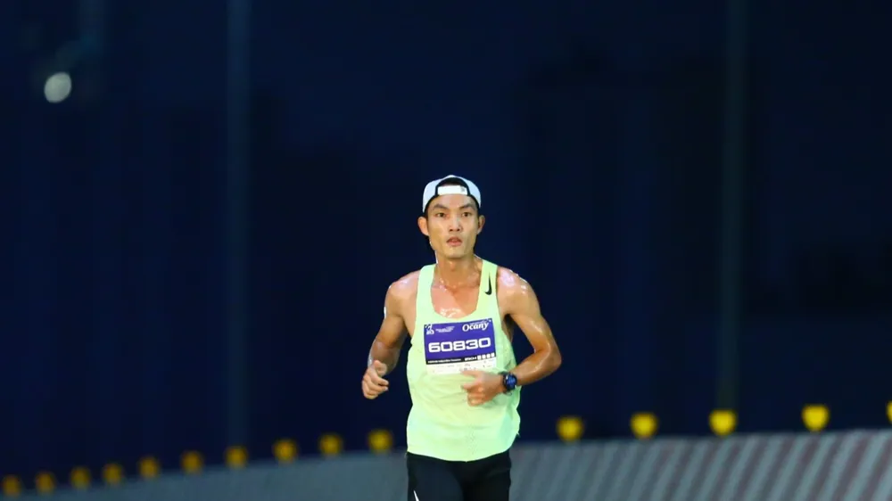 Hoàng Nguyên Thanh vô địch cự ly 21km Run To Live 2024. Ảnh: DŨNG PHƯƠNG 