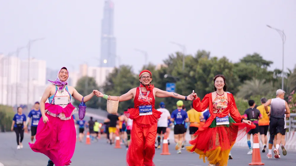 Các runner rạng rỡ trên cung đường chạy Run To Live 2024. Ảnh: DŨNG PHƯƠNG 
