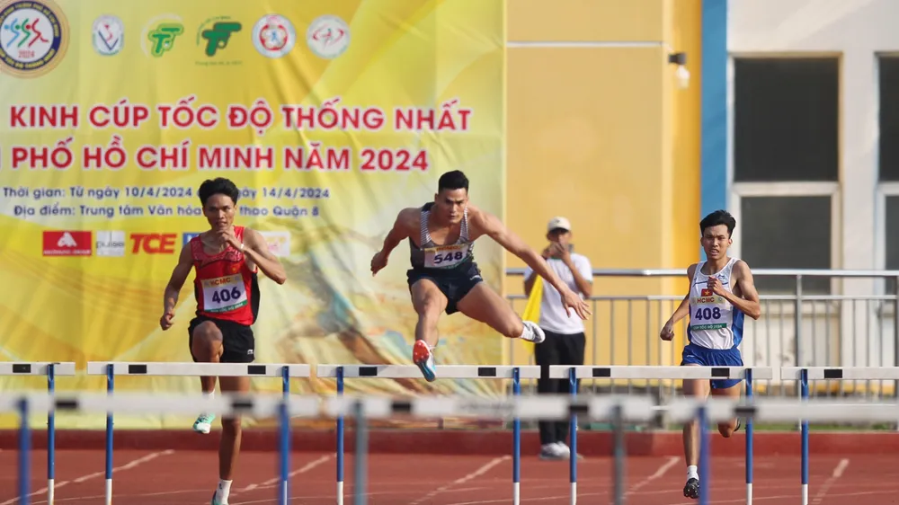 Quách Công Lịch (giữa) giữ vững ngôi vô địch ở nội dung sở trường 400m rào nam. Ảnh: DŨNG PHƯƠNG 