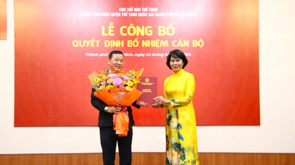 Phó Cục trưởng Cục TDTT Lê Thị Hoàng Yến (phải) trao quyết định bổ nhiệm cho ông Nguyễn Duy Chức
