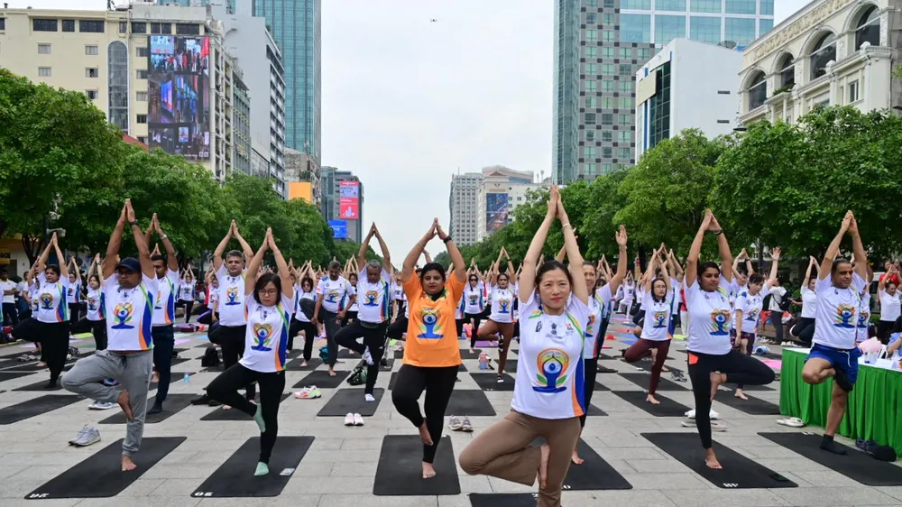 1.500 VĐV tham gia đồng diễn Yoga ở phố đi bộ Nguyễn Huệ. Ảnh: DŨNG PHƯƠNG 