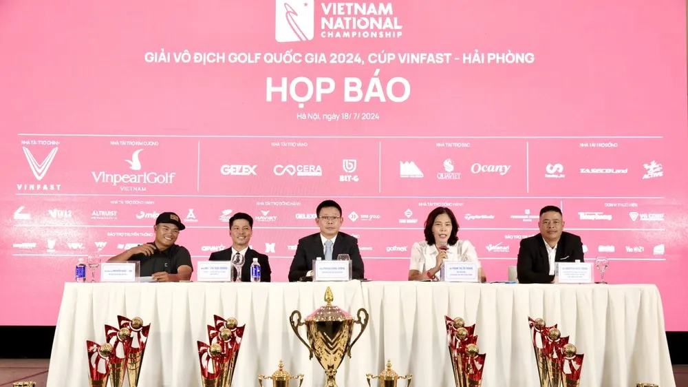 Các đại biểu trả lời phỏng vấn tại buổi họp báo