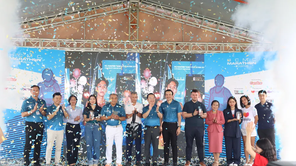 Ban tổ chức cùng các đại biểu tham dự nghi thức khai mạc HCMC Marathon 2025. Ảnh: THANH TÙNG 