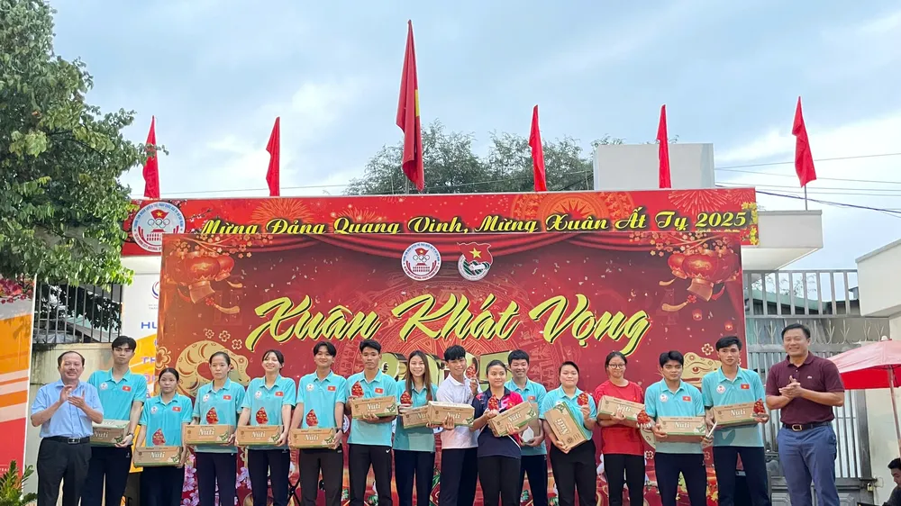 Ban Giám đốc trung tâm trao quà tết đến các VĐV