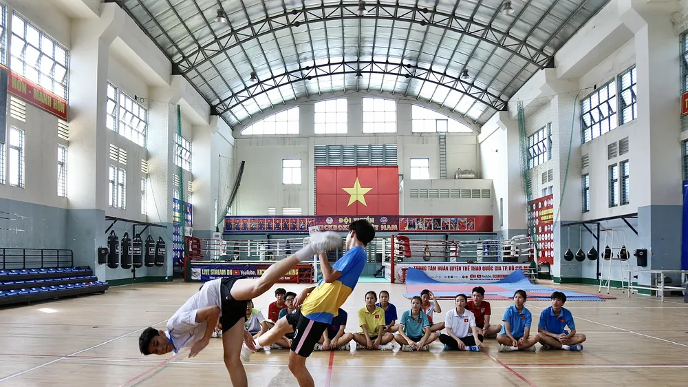 Một buổi tập luyện của các võ sĩ trẻ. Ảnh: DŨNG PHƯƠNG 