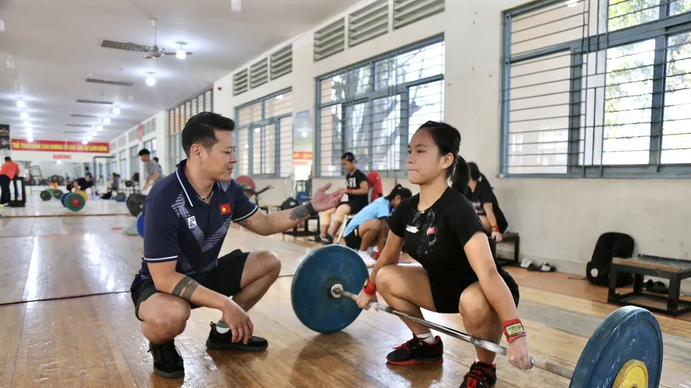 Thạch Kim Tuấn hướng dẫn VĐV tập luyện. Ảnh: DŨNG PHƯƠNG 