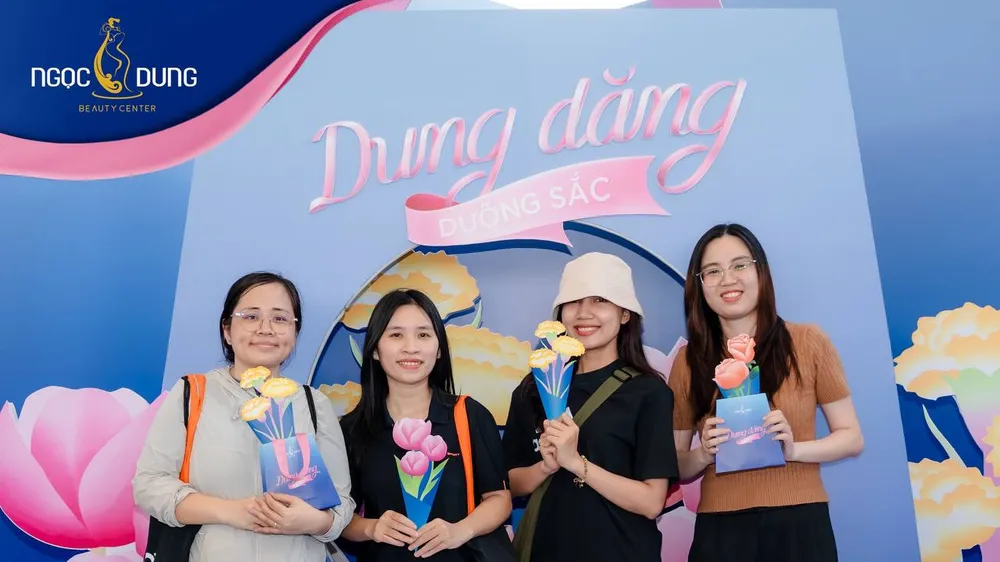 Các nữ runner cùng nhau check-in tại gian hàng Ngọc Dung