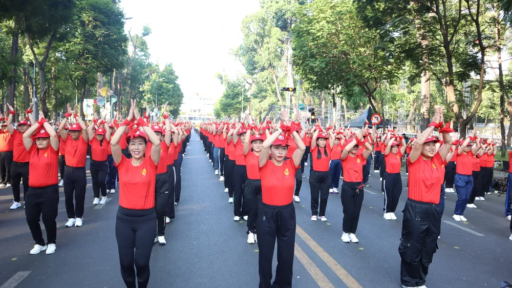 Hơn 1.100 người tham gia đồng diễn thể dục thể thao. Ảnh: THANH TÙNG 