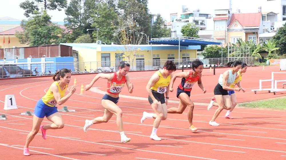 Màn so kè hấp dẫn tại cự ly 100m nữ. Ảnh: THANH TÙNG 