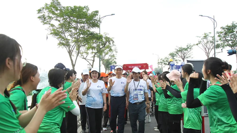 Bí thư thành ủy TPHCM Nguyễn Văn Nên (giữa) tham gia đi bộ đồng hành tại giải. Ảnh: DŨNG PHƯƠNG 