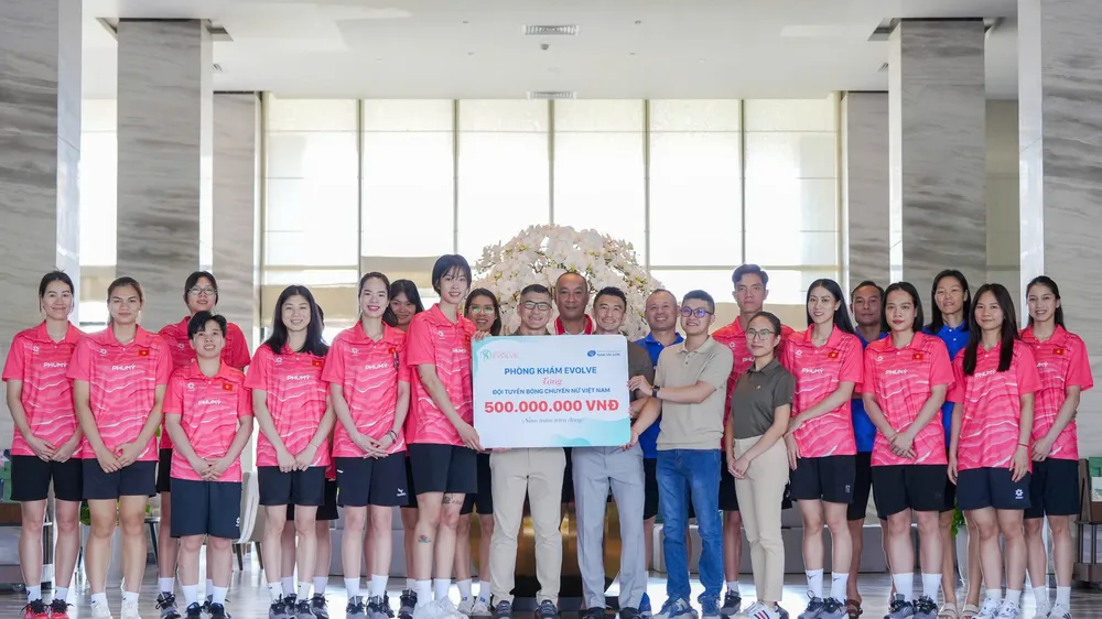 Chuyên gia Ben Duong, Gavin (phòng khám Evolve), ông Dương Công Nhiệm (Bệnh viện quốc tế Nam Sài Gòn) trao tặng hỗ trợ tuyển nữ Việt Nam. Ảnh: DŨNG PHƯƠNG 