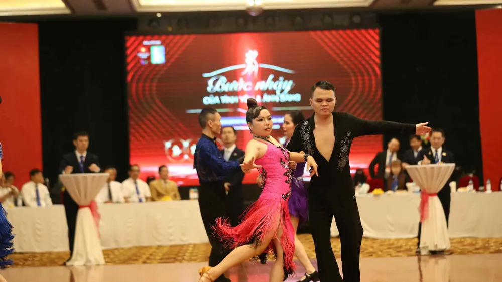 Các VĐV tự tin thi đấu trên sàn diễn