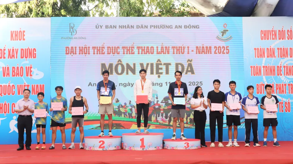 BTC trao giải cho các VĐV nam đạt thành tích ở nội dung chạy việt dã. Ảnh: THANH TÙNG 