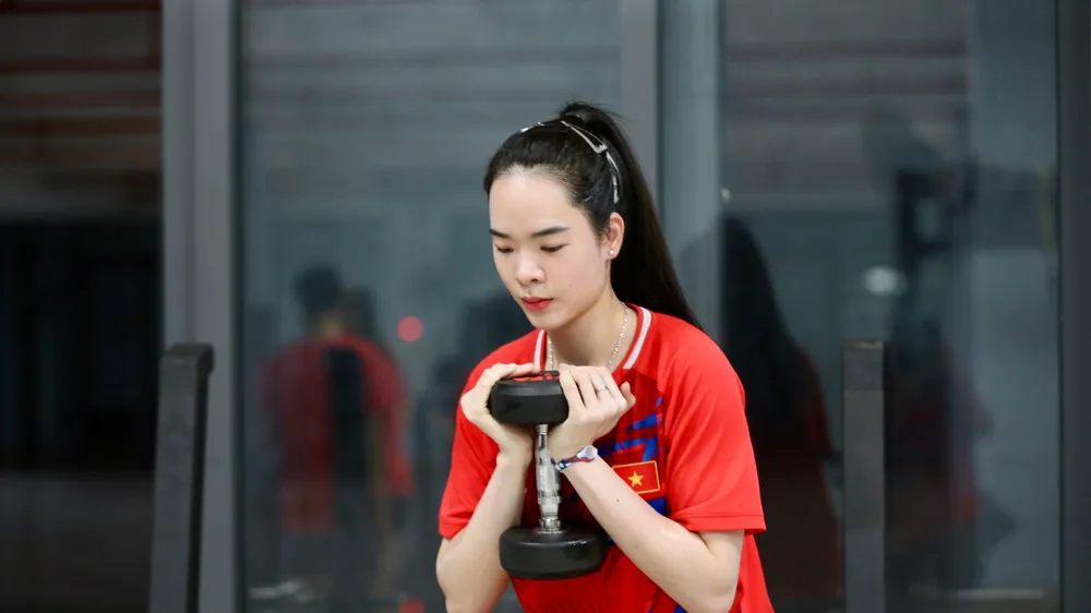 Phụ công Lê Thanh Thúy tập thể lực chuẩn bị cho SEA Games 33. Ảnh: DŨNG PHƯƠNG