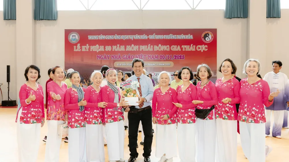 Võ sư Thái Hồng Đông (giữa) là Trưởng bộ môn Đông Gia Thái Cực, phát triển thể thao cho người trung niên, cao tuổi 