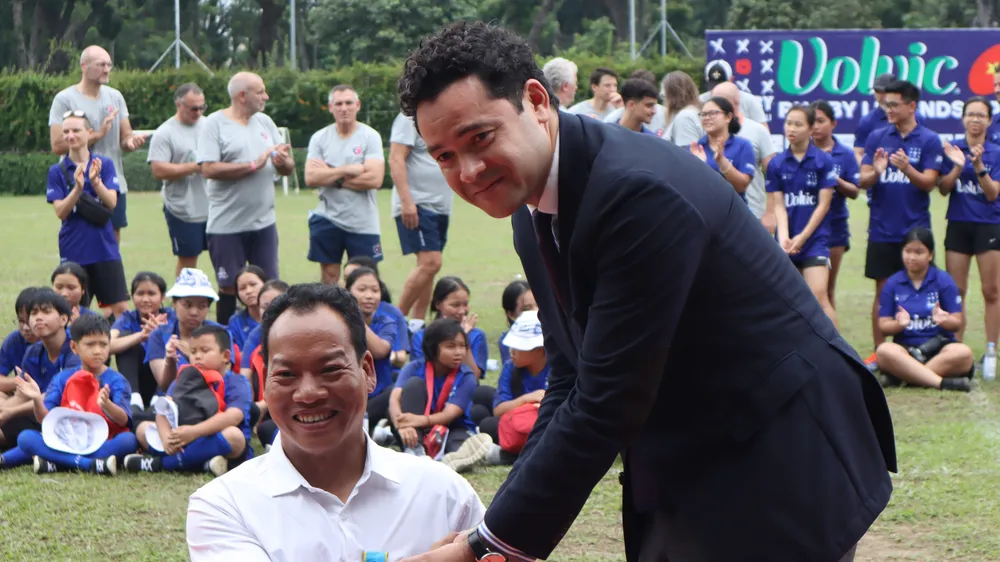 Tổng lãnh sự Pháp tại TPHCM Etienne Ranaivoson trao Huân chương vàng của Bộ Thanh Niên và Thể Thao Pháp cho lực sĩ Lê Văn Công. Ảnh: THANH TÙNG 