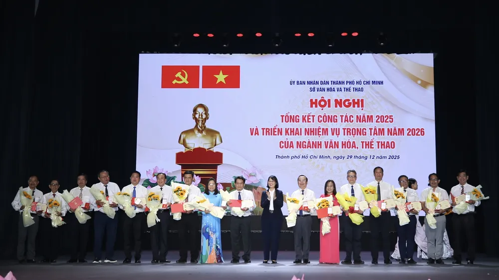 Các tập thể, cá nhân nhận khen thưởng vì có nhiều đóng góp trong năm. Ảnh: DŨNG PHƯƠNG 