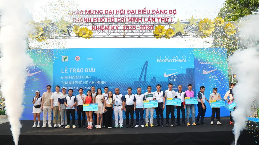 Ban tổ chức trao giải cho các VĐV giành chiến thắng