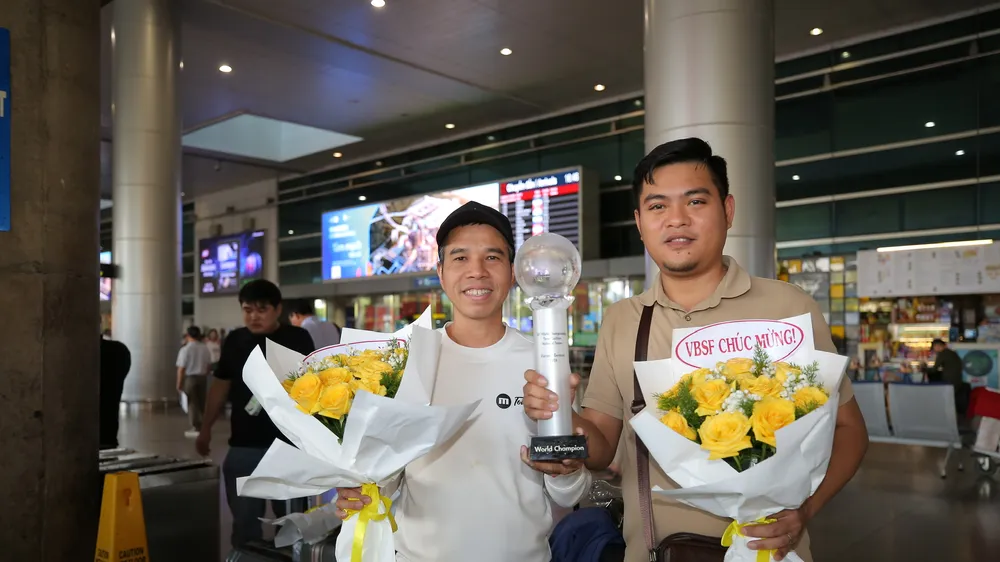 Quyết Chiến và Thanh Tự với chiếc cúp vô địch billiards đồng đội thế giới 2026. Ảnh: DŨNG PHƯƠNG 