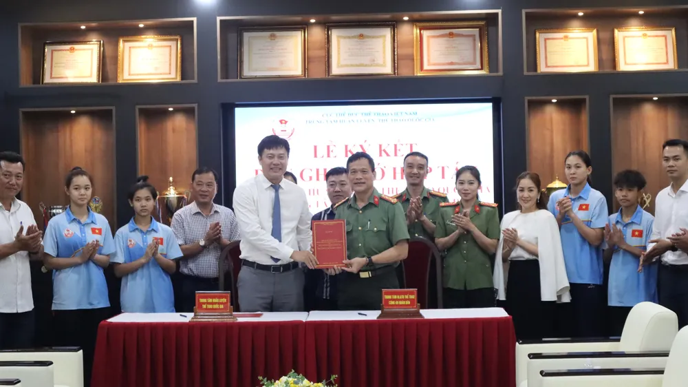 Đại diện 2 trung tâm hoàn tất việc ký kết biên bản ghi nhớ. Ảnh: THANH TÙNG 