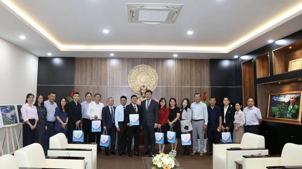 Đại diện Trung tâm HLTTQG chụp ảnh lưu niệm cùng các đơn vị đối tác. Ảnh: DŨNG PHƯƠNG 
