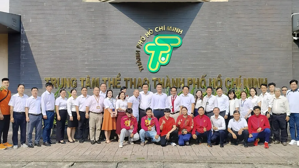 Đại diện Ban Tuyên giáo và Dân vận Thành ủy TPHCM cùng các huấn luyện viên, vận động viên TPHCM. Ảnh: THANH TÙNG 