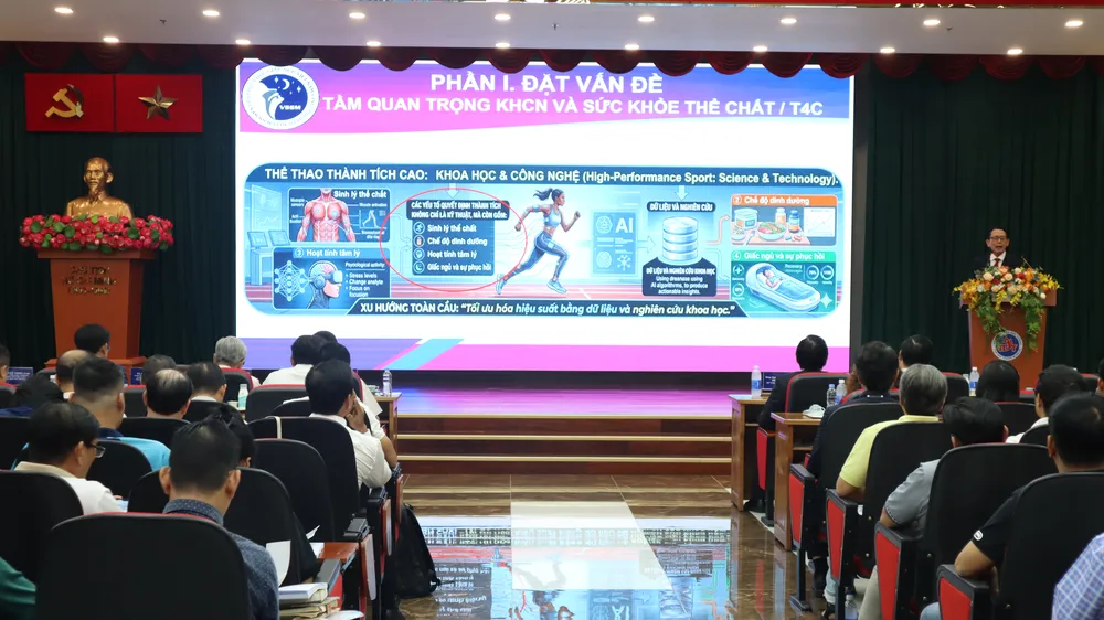 Các chuyên gia báo cáo tham luận tại hội nghị. Ảnh: THANH TÙNG 