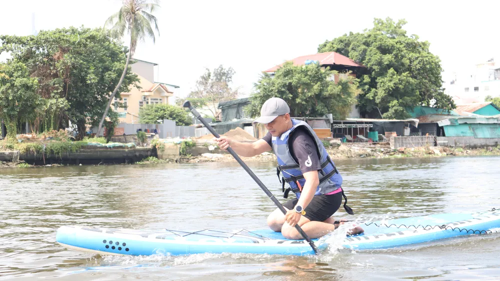 Người dân được hướng dẫn kỹ năng an toàn khi tham gia chèo SUP, cũng như các hoạt động trong môi trường nước. Ảnh: THANH TÙNG 