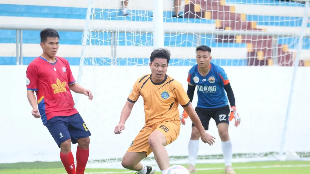 Cựu tuyển thủ quốc gia Việt Nam Phạm Như Thuần trong màu áo của đội chủ nhà Đồng hương Thanh Hóa tại Khánh Hòa