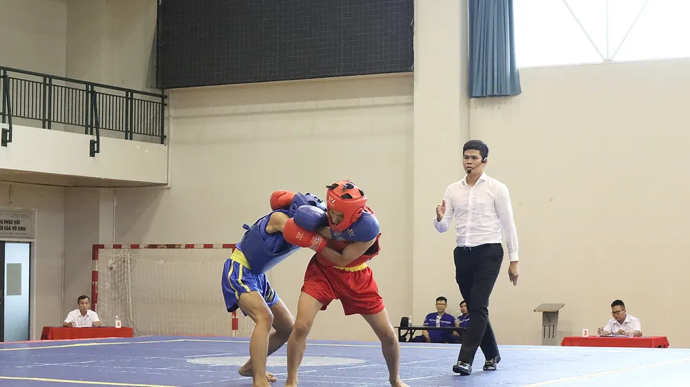 Các võ sĩ tranh tài ở nội dung tán thủ. Ảnh: THANH TÙNG 