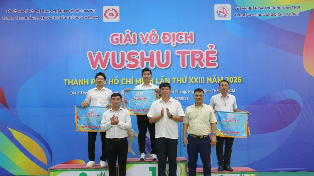 Ban tổ chức trao cờ thưởng toàn đoàn cho các đơn vị