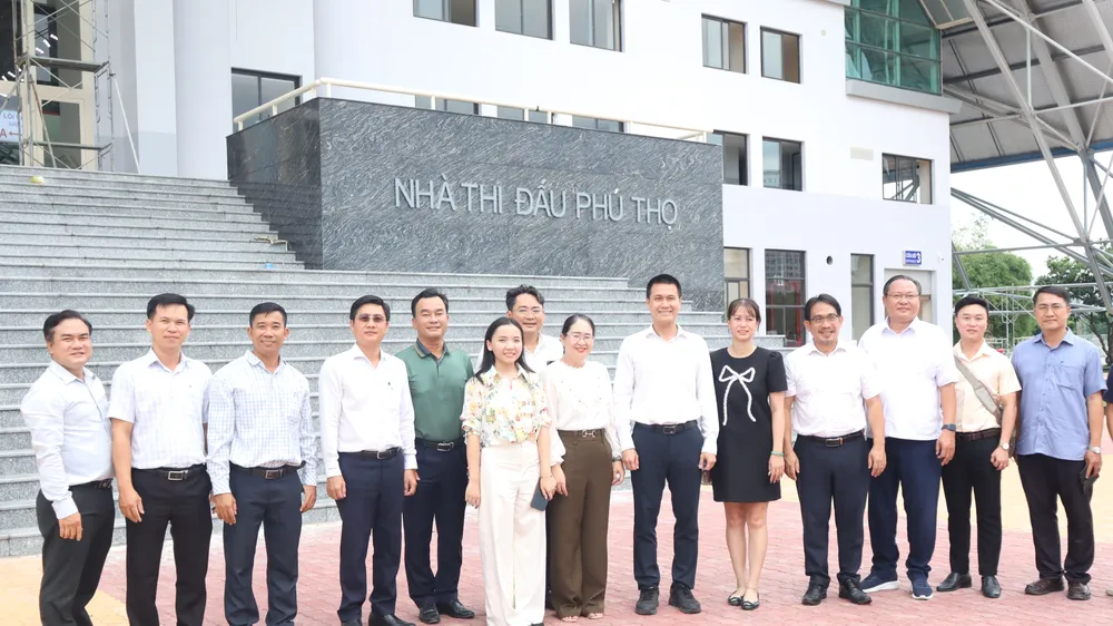 Đoàn khảo sát Ban Tuyên giáo và Dân vận Thành ủy TPHCM tại Nhà thi đấu TDTT Phú Thọ. Ảnh: THANH TÙNG 