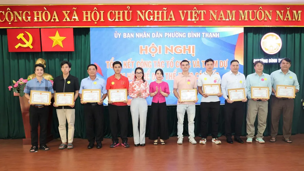Lãnh đạo phường Bình Thạnh trao khen thưởng đến các đội, cá nhân đạt thành tích 