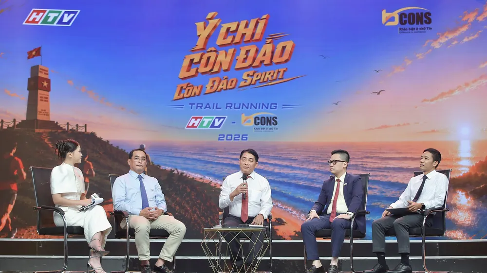 Đại diện Ban tổ chức thông tin về giải chạy. Ảnh: DŨNG PHƯƠNG 