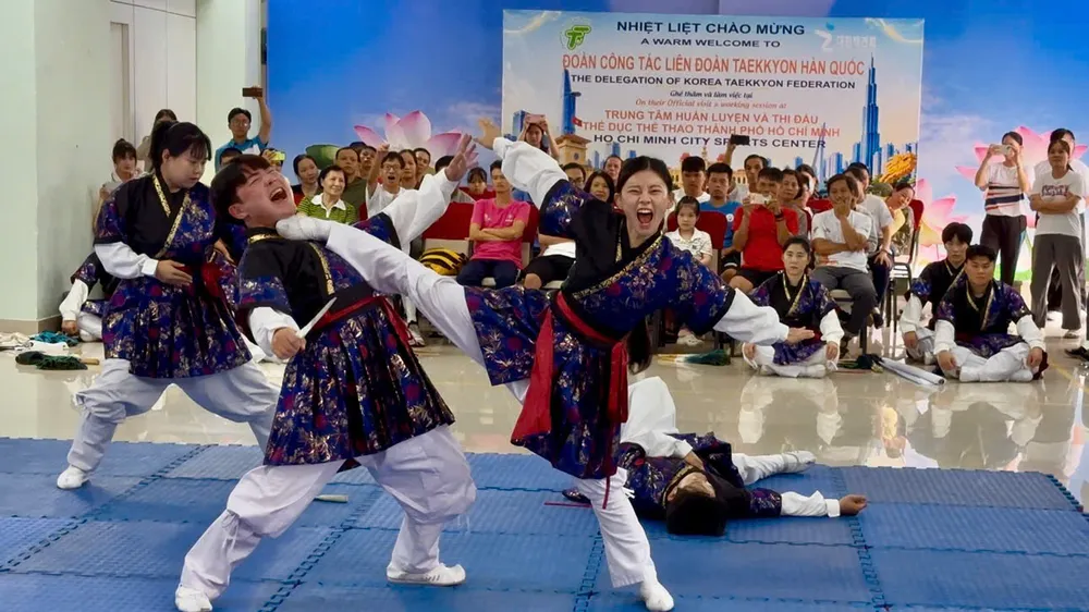 Các VĐV từ Liên đoàn Taekkyon Hàn Quốc biểu diễn giao lưu tại Trung tâm Huấn luyện và Thi đấu TDTT TPHCM. Ảnh: Phúc Lê