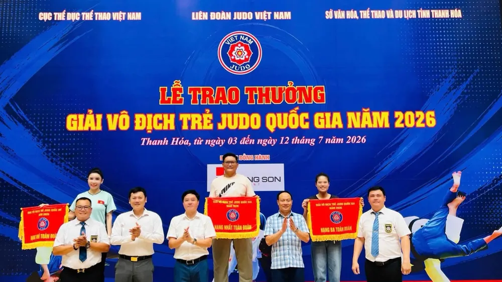 Đại diện Ban tổ chức trao cờ toàn đoàn cho các đơn vị đạt thành tích cao. Ảnh: Đại Nghĩa