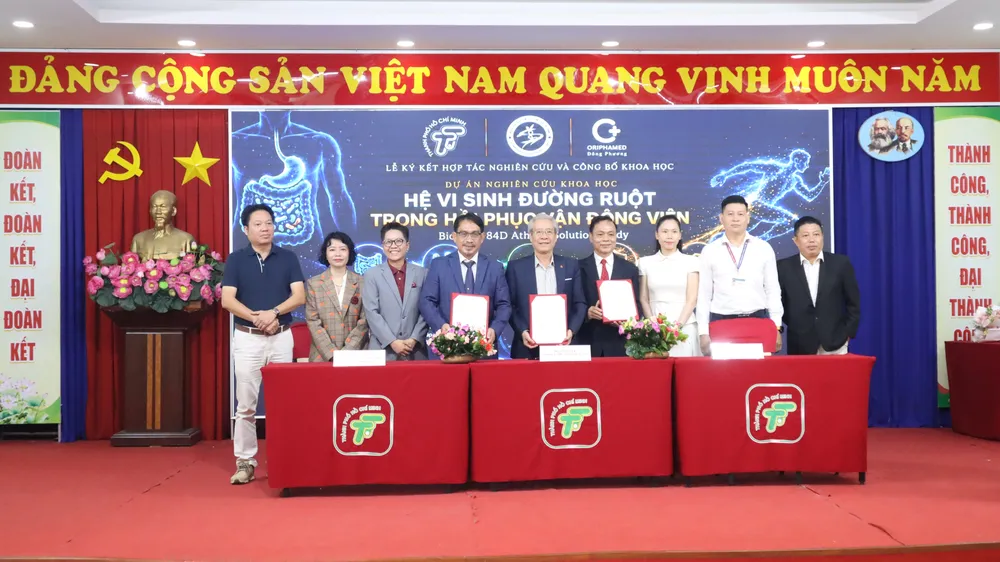 Các đơn vị ký kết biên bản ghi nhớ hợp tác phối hợp triển khai dự án. Ảnh: THANH TÙNG 