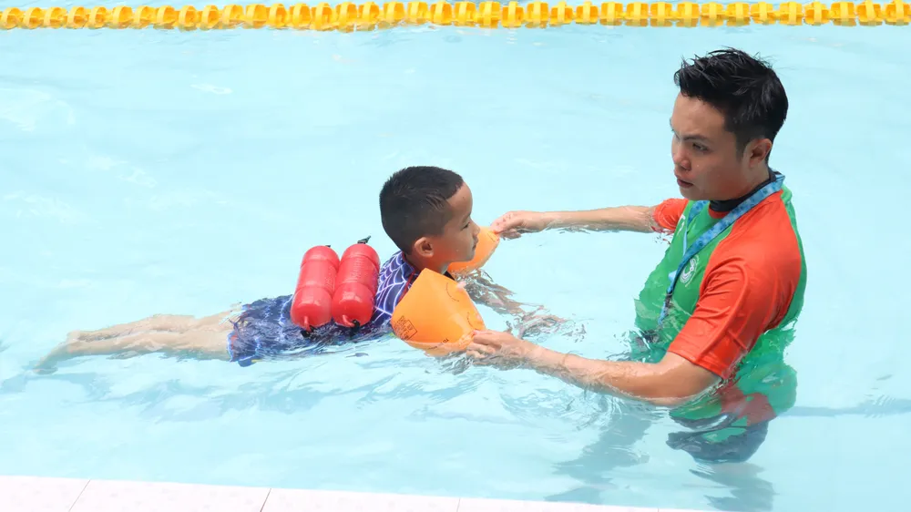 Trẻ em được phổ cập bơi miễn phí tại CLB Nguyễn Bỉnh Khiêm. Ảnh: THANH TÙNG 