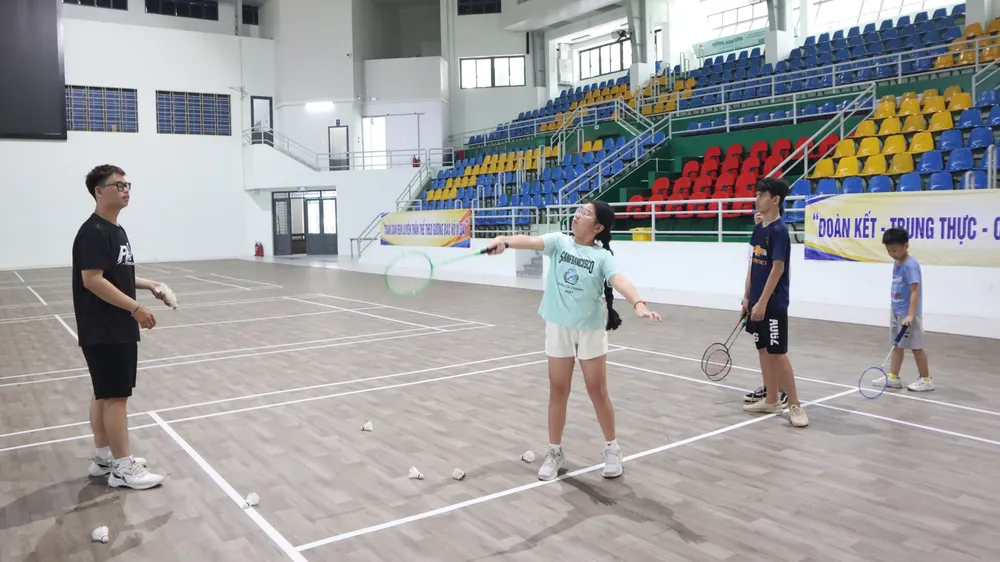 Một buổi tập ở lớp cầu lông miễn phí tại phường Cầu Kiệu. Ảnh: THANH TÙNG 