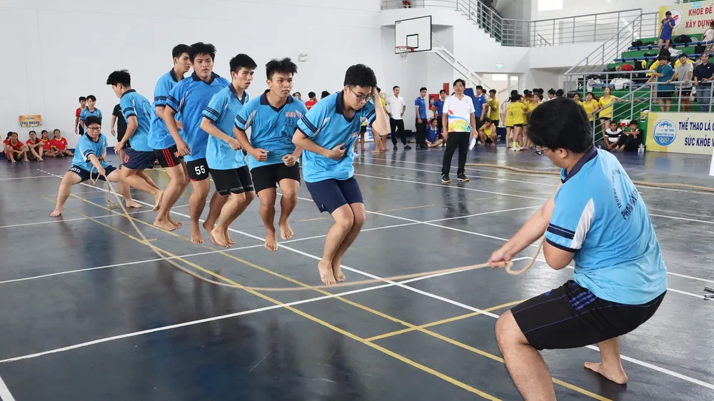 Các VĐV tham gia môn nhảy dây. Ảnh: THANH TÙNG 
