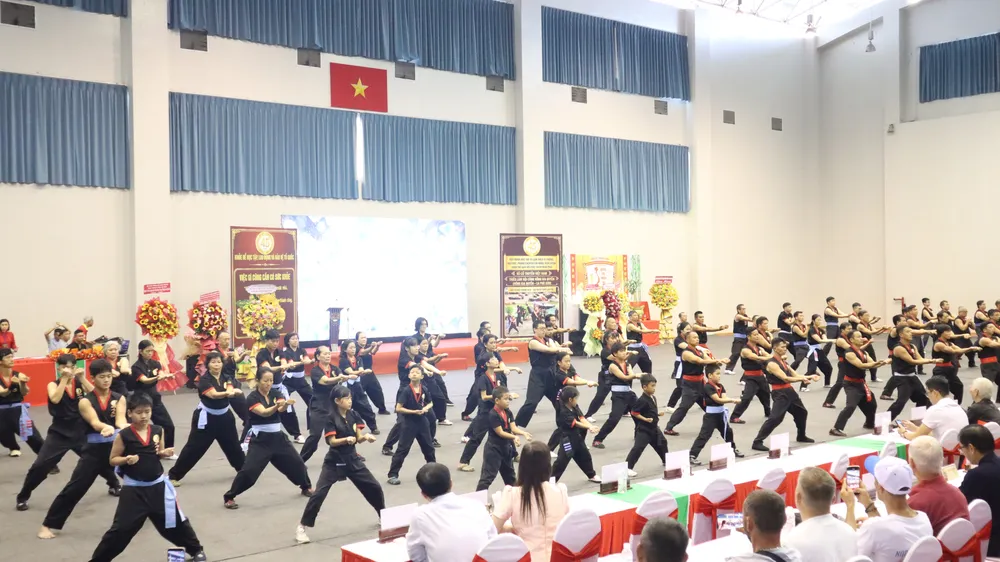 Các võ sinh môn phái Hồng Gia Quyền đồng diễn trong lễ kỷ niệm. Ảnh: THANH TÙNG 