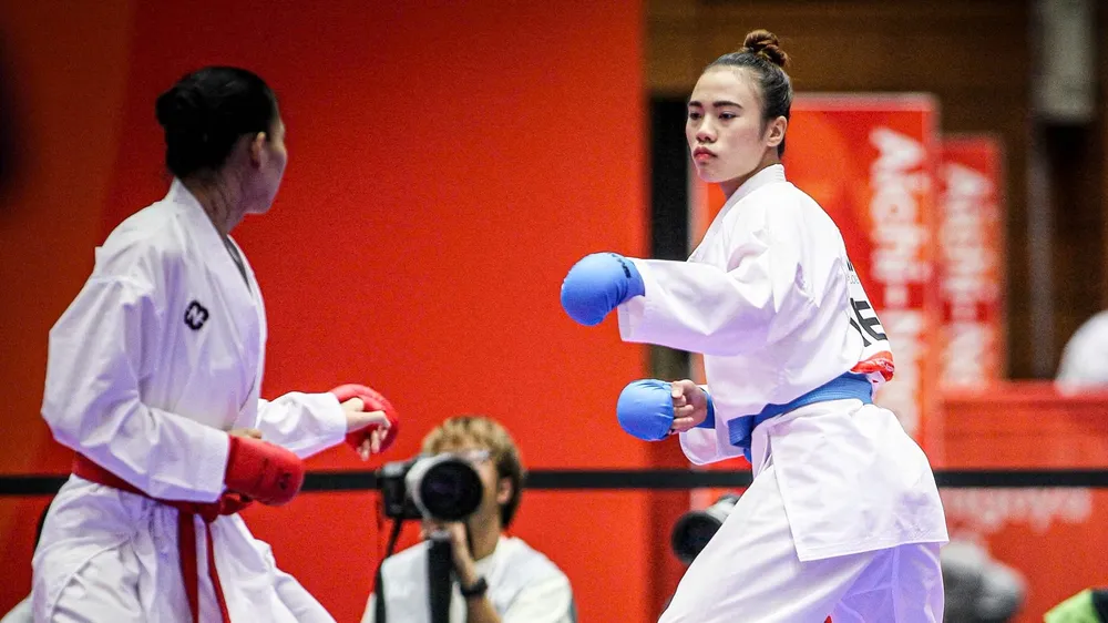 Nguyễn Thị Diệu Ly (phải) giành HCĐ kumite hạng -68kg nữ. Ảnh: TAM NINH 
