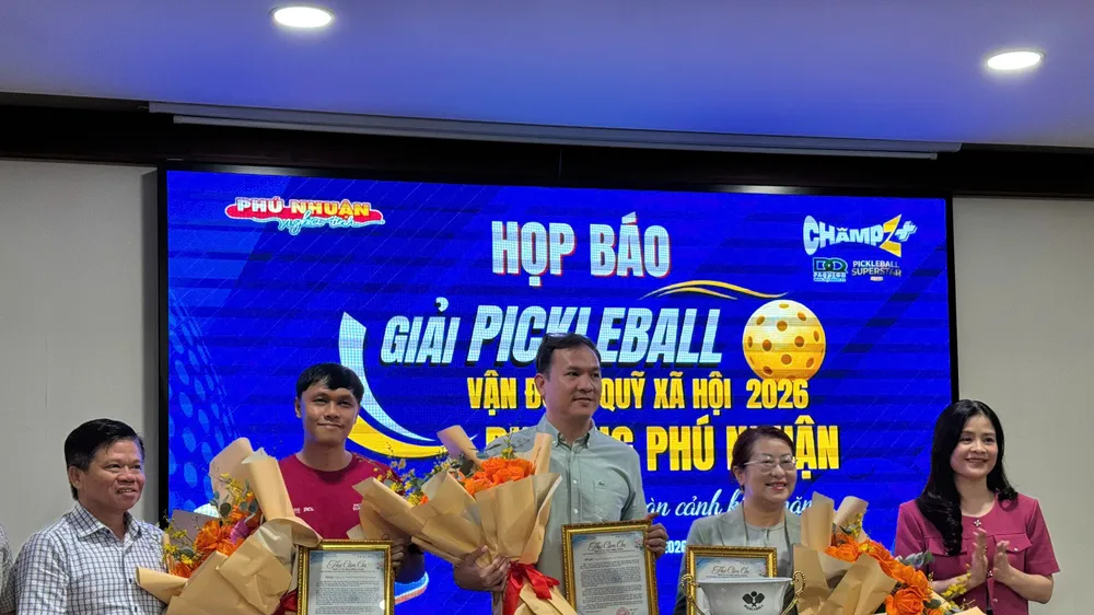 Ban tổ chức giải Pickleball gây quỹ xã hội phường Phú Nhuận năm 2026 trao hoa cảm ơn các đơn vị đồng hành, tài trợ giải. Ảnh: DŨNG PHƯƠNG 