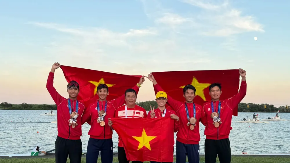 Các tay chèo rowing TPHCM giành 2 HCĐ ASIAD 20. Ảnh: ĐỨC TÂN
