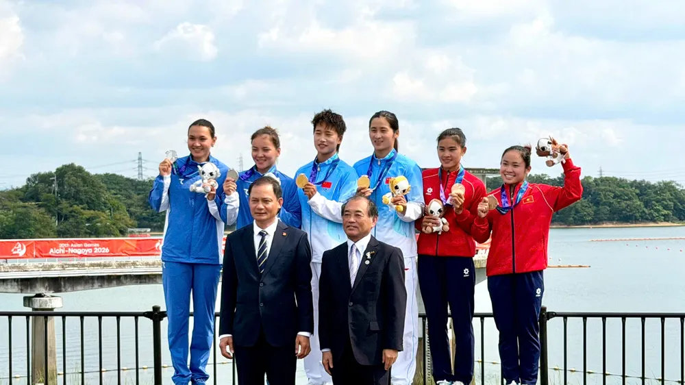 Nguyễn Thị Hương và Diệp Thị Hương (phía phải) trên bục trao giải nội dung thuyền đôi C2-500m nữ. Ảnh: TAM NINH