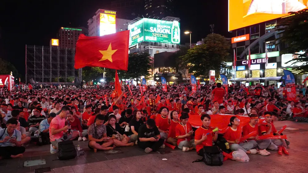 Người hâm mộ xem các trận đấu của đội tuyển Việt Nam tại Phố đi bộ Nguyễn Huệ
