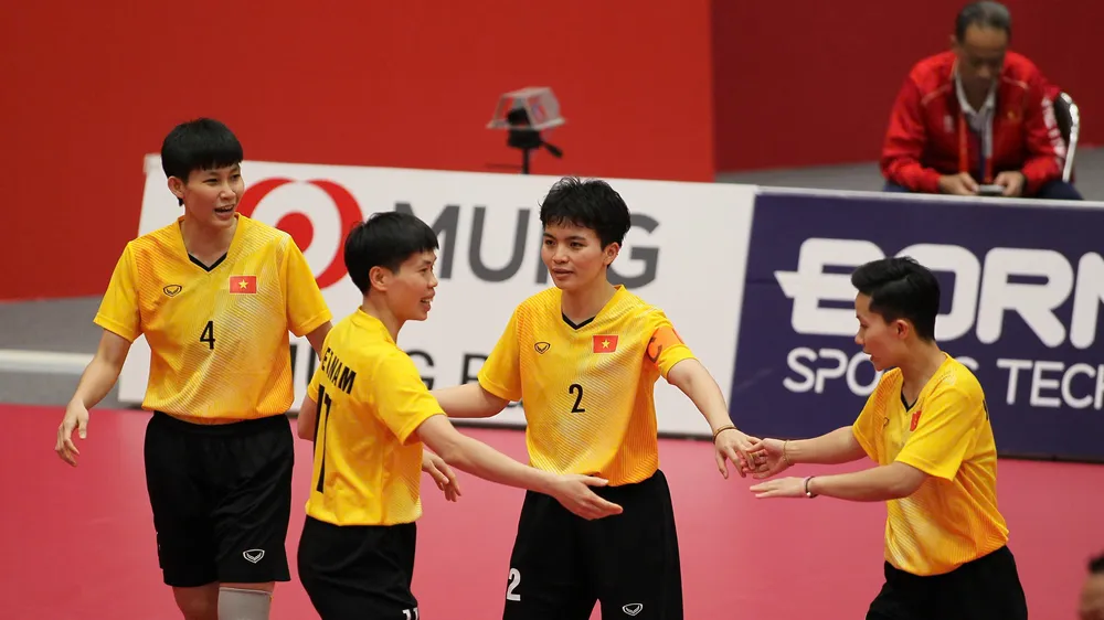 Cầu mây nội dung 4 nữ toàn thắng 3 trận vòng bảng. Ảnh: TAM NINH
