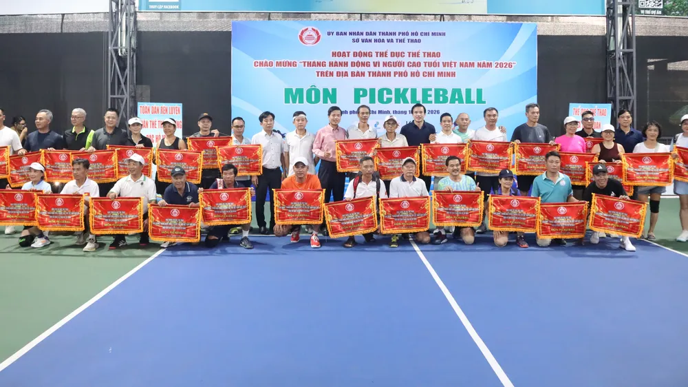 Ban tổ chức trao cờ lưu niệm cho các đội tham dự môn pickleball. Ảnh: THANH TÙNG 