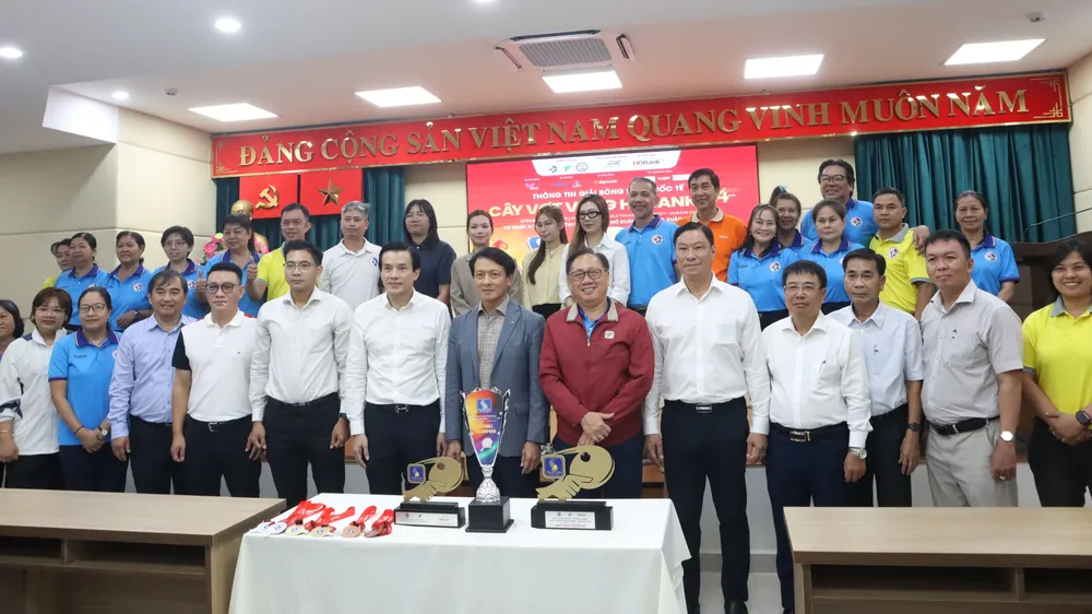 Ban tổ chức, đại diện các tổ chuyên môn và nhà tài trợ giải bóng bàn quốc tế Cây vợt vàng 2026 tại buổi giới thiệu thông tin. Ảnh: THANH TÙNG 
