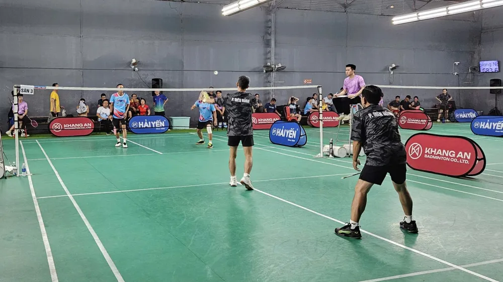 Các VĐV tranh tài sôi nổi tại giải cầu lông hưởng ứng Tháng hành động vì người cao tuổi Việt Nam. Ảnh: THANH TÙNG 